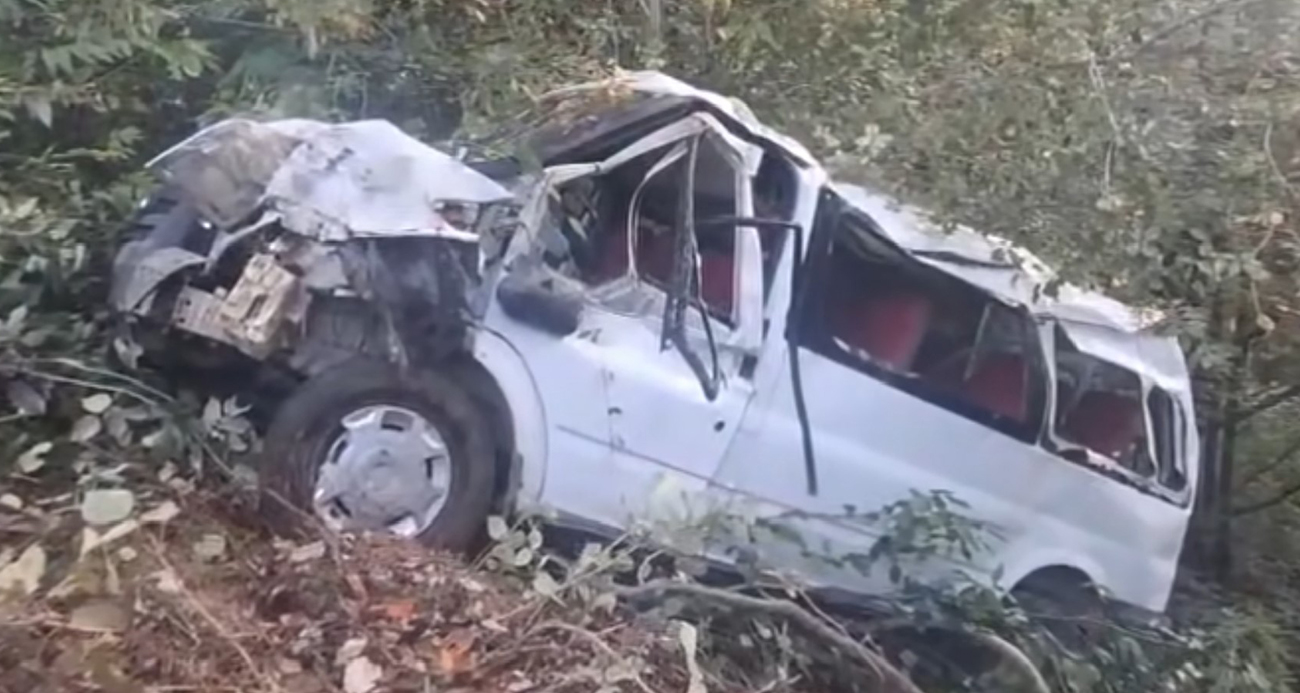 Minibüs Şarampole Devrildi! Çok Sayıda Yaralı Var (2)