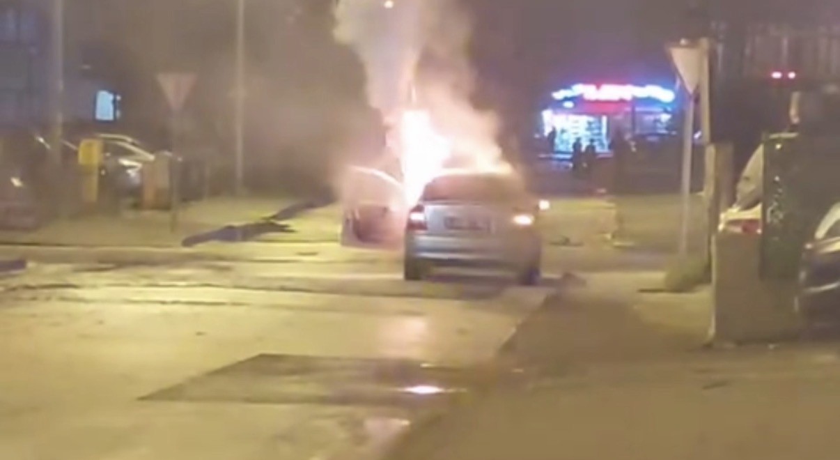 Otomobil Dakikalar Içinde Alev Topuna Döndü! Sürücü Son Anda Kurtuldu (1)