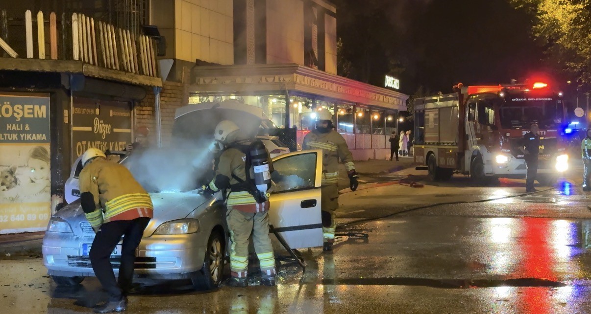 Otomobil Dakikalar Içinde Alev Topuna Döndü! Sürücü Son Anda Kurtuldu (3)