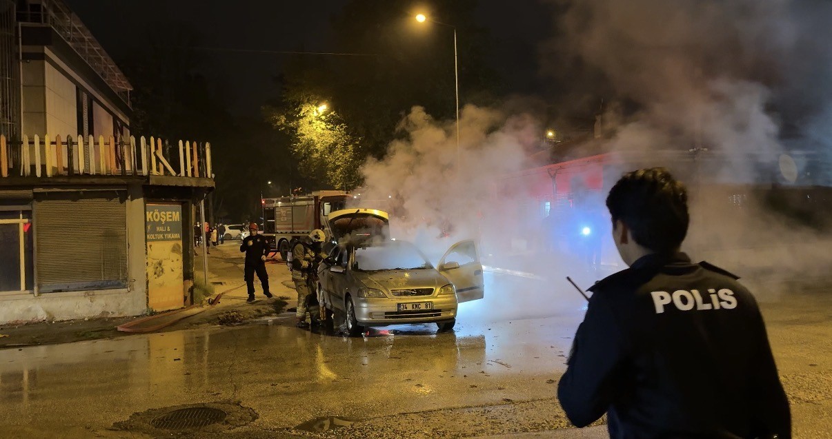Otomobil Dakikalar Içinde Alev Topuna Döndü! Sürücü Son Anda Kurtuldu (4)