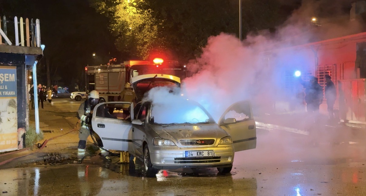 Otomobil Dakikalar Içinde Alev Topuna Döndü! Sürücü Son Anda Kurtuldu (5)
