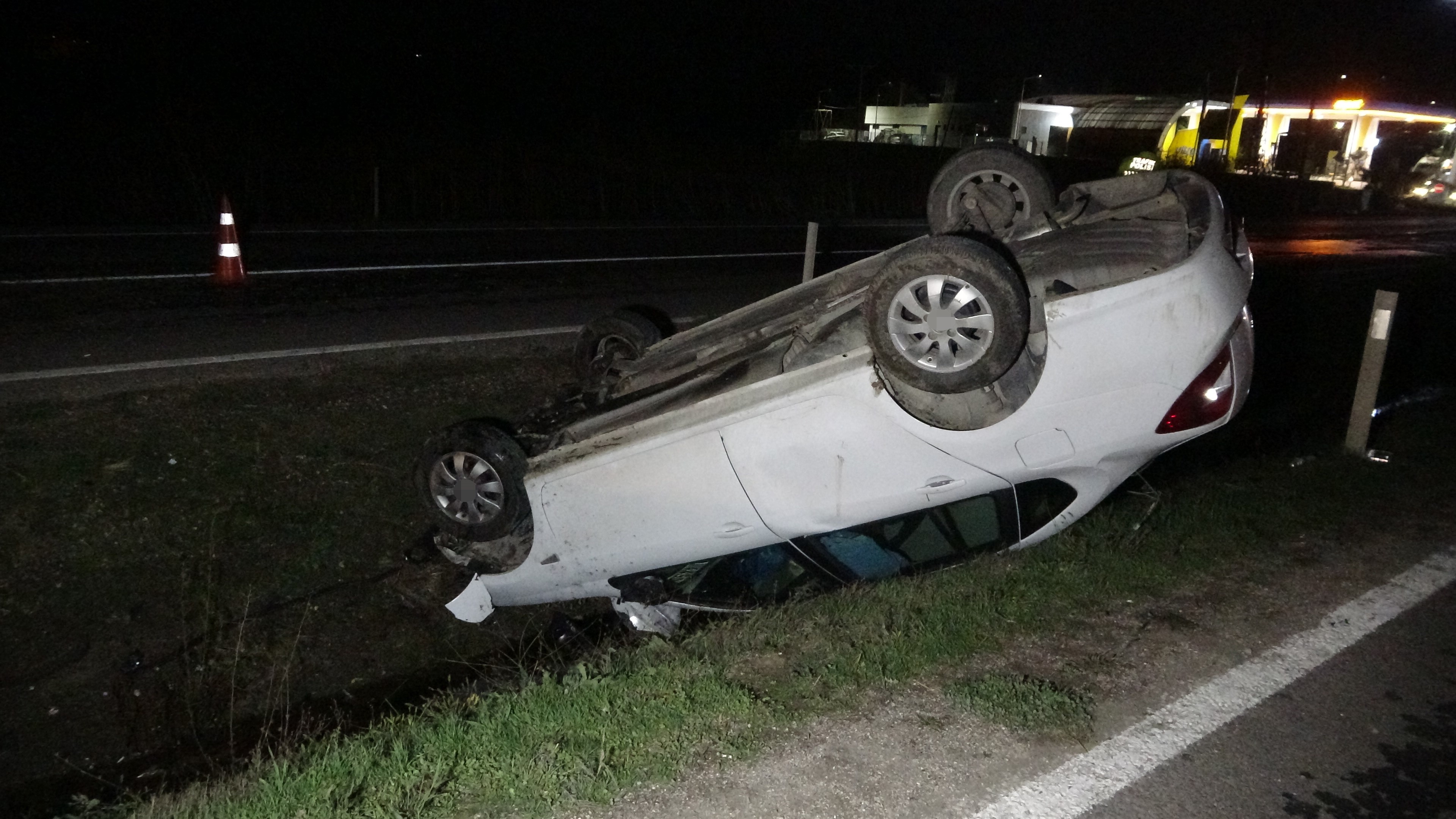 Otomobil Köpeğe Çarpmamak İçin Takla Attı (4)