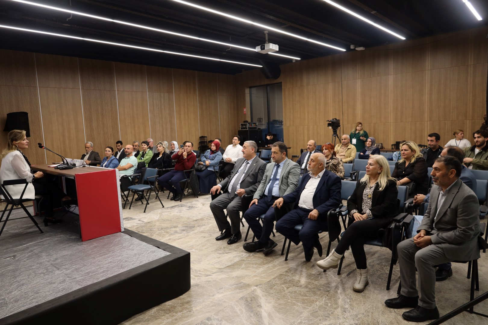 Özbağ “Teknoloji Çağında Kalabalık Yalnızlık Yaşıyoruz” (4)