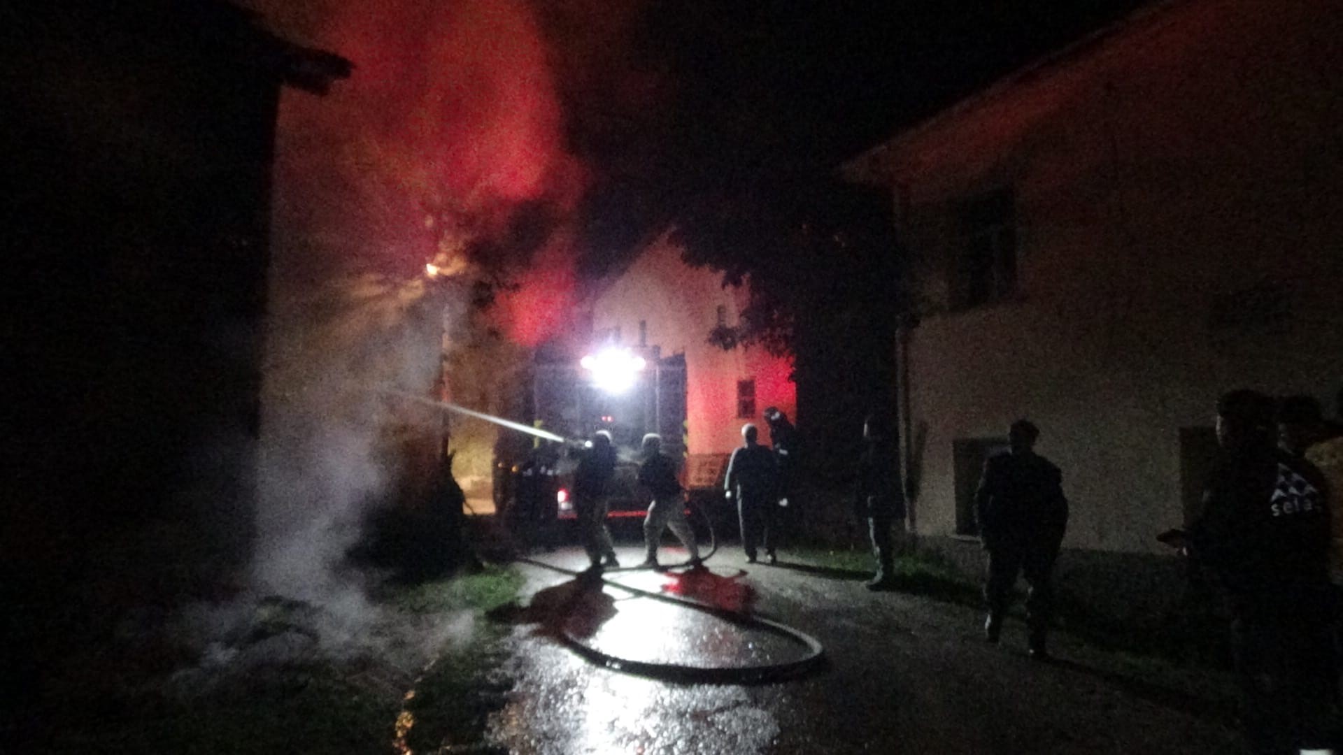 Samanlıkta Feci Yangın! Ev Küle Döndü (2)