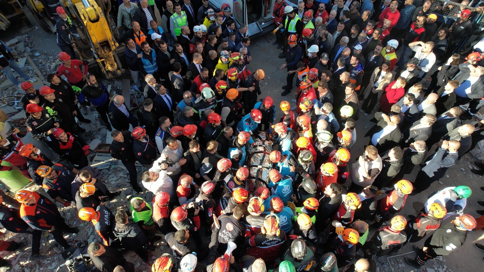 Son Daki̇ka! Gebze'de Ki Enkazdan 18 Yaşındaki Dilara Sağ Olarak Çıkarıldı 01