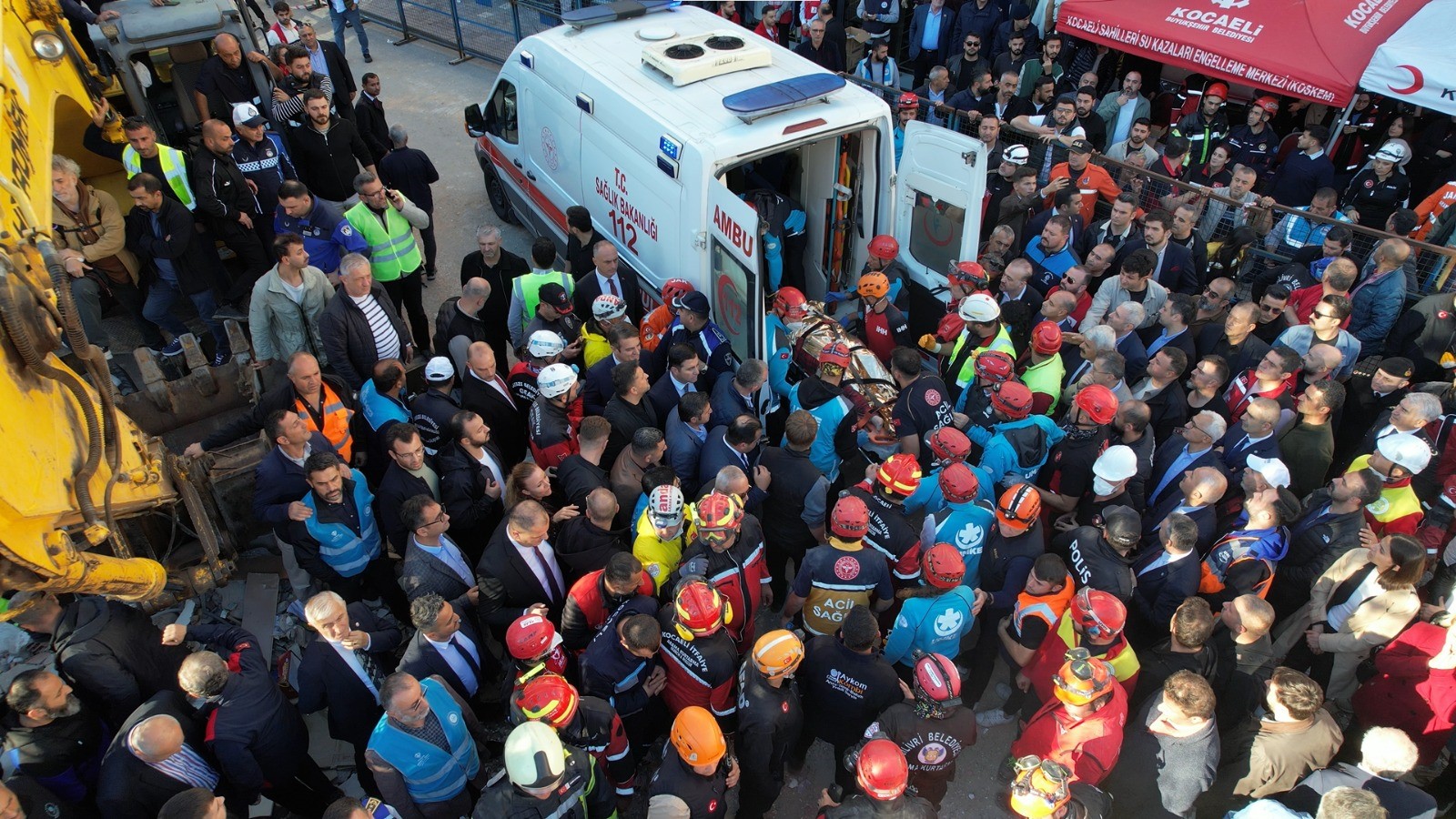 Son Daki̇ka! Gebze'de Ki Enkazdan 18 Yaşındaki Dilara Sağ Olarak Çıkarıldı 02