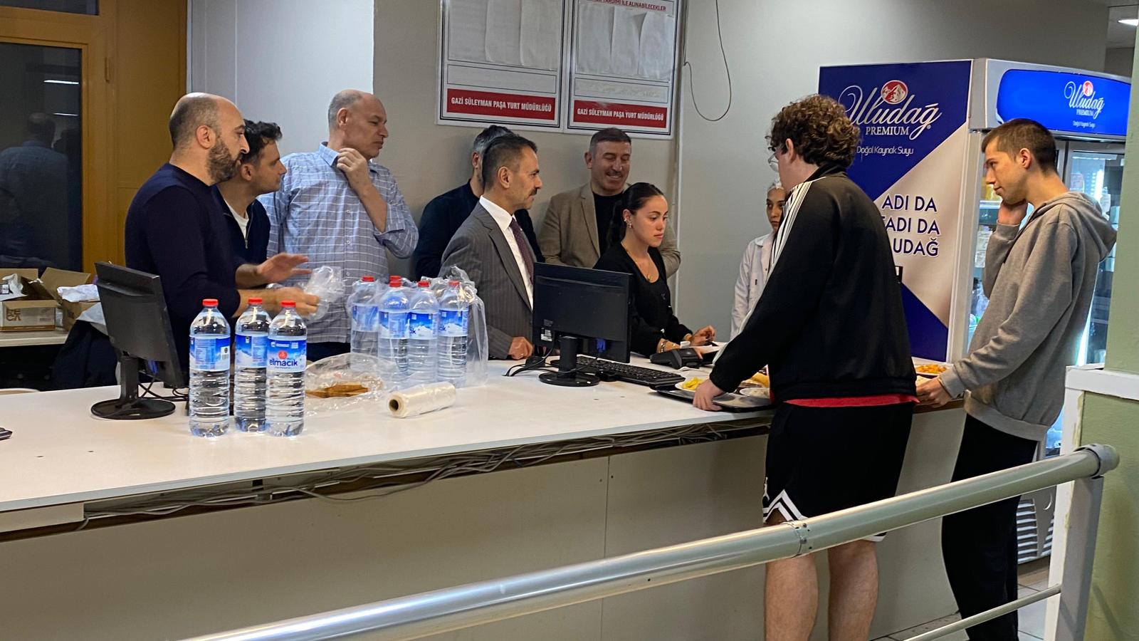 Vali Aktaş, Öğrencilerle Akşam Yemeğinde Bir Araya Geldi (2)
