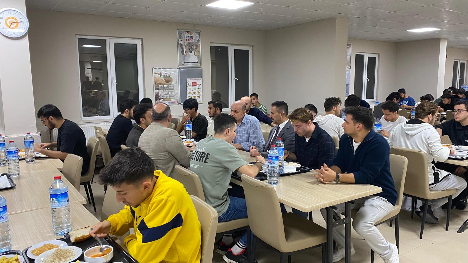 Vali Aktaş, Öğrencilerle Akşam Yemeğinde Bir Araya Geldi (4)