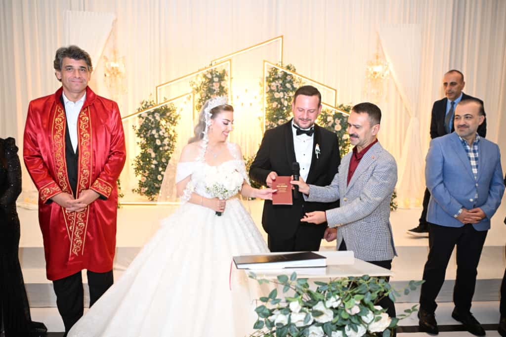 Vali İlhami Aktaş Muratoğlu Ailesini Yalnız Bırakmadı!