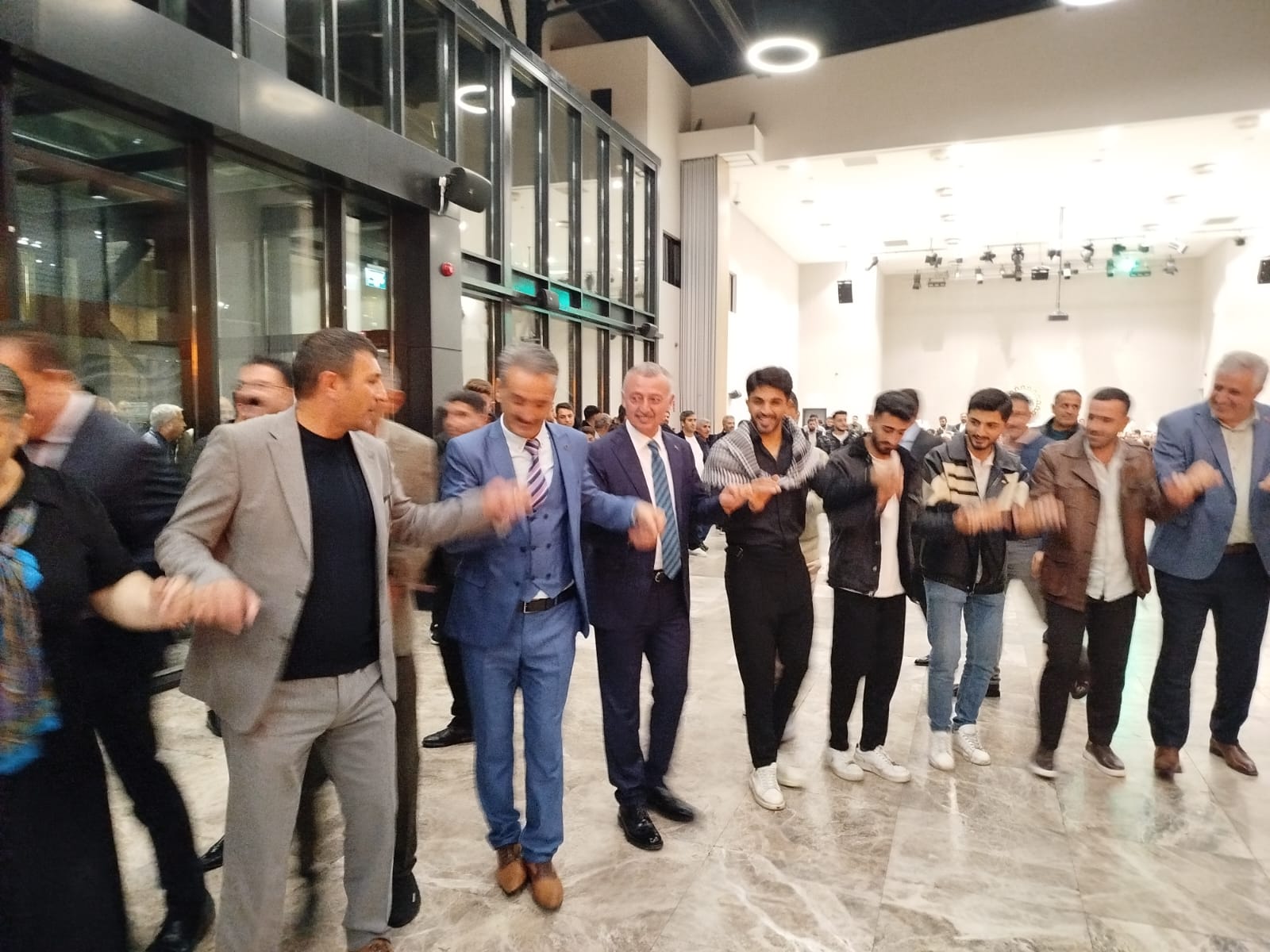 Vanlılar Halay Şöleni’ne Yoğun Katılım (1)-1