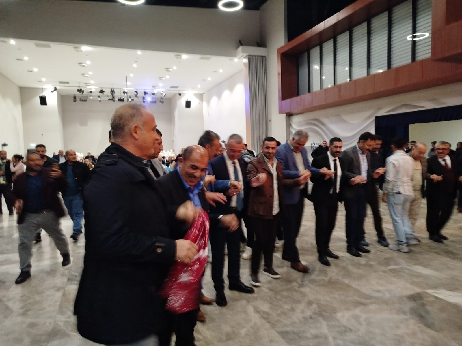 Vanlılar Halay Şöleni’ne Yoğun Katılım (3)