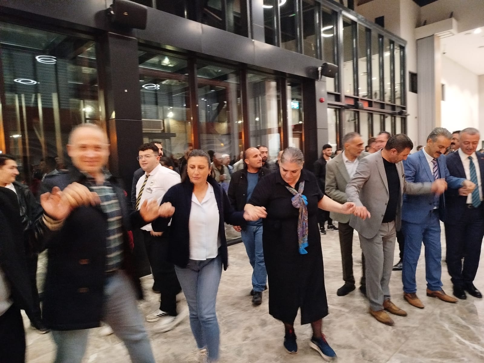 Vanlılar Halay Şöleni’ne Yoğun Katılım (7)