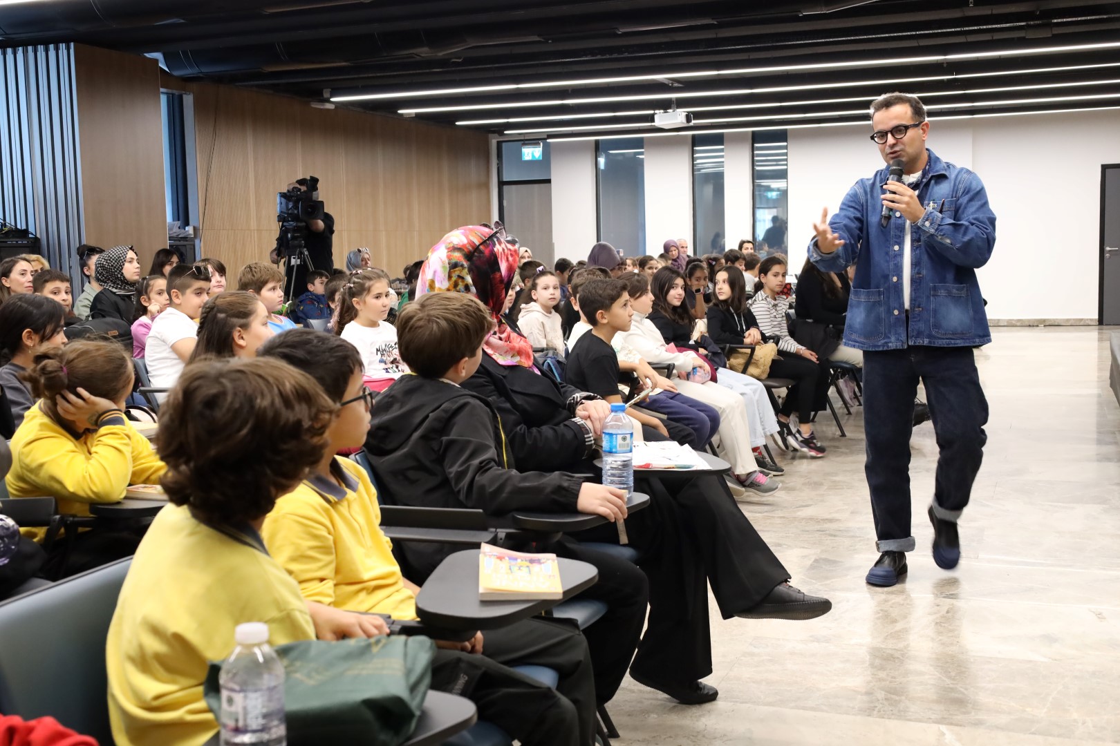 Yazar Basılı, Kitap Fuarı'nda Çocukları Eğlendirdi (2)