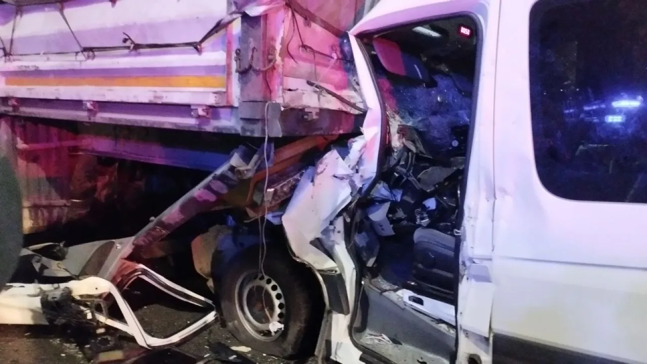 Kocaeli’de Tır ile Servis Çarpıştı, 9 Kişi Hastaneye Kaldırıldı-1