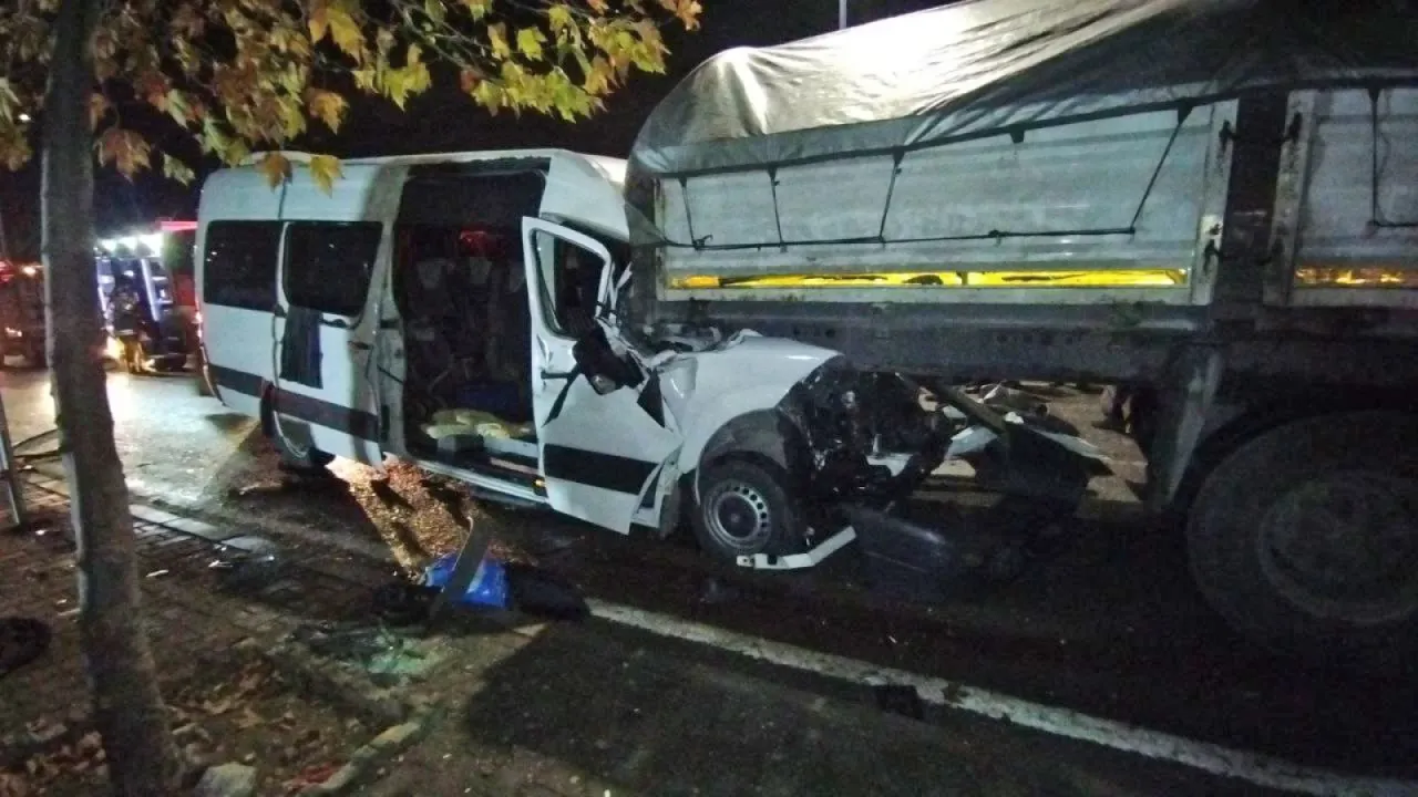 Kocaeli’de Tır ile Servis Çarpıştı, 9 Kişi Hastaneye Kaldırıldı-2