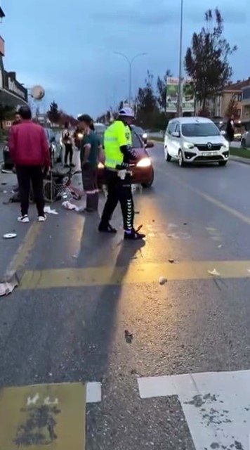 Adapazarı’nda Otomobil Ile Tescilsiz Motorlu Bisikletin Çarpışması Sonucu Savrulan Sürücü Hafif Şekilde Yaralandı (1)