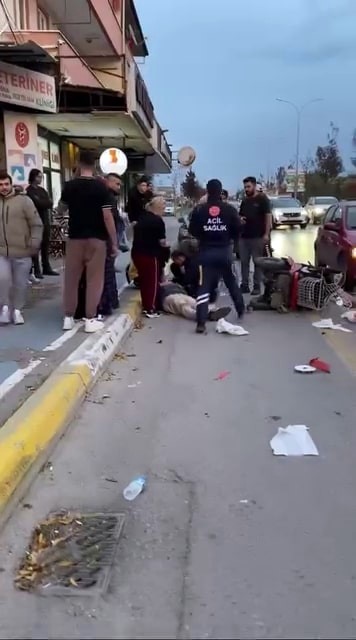 Adapazarı’nda Otomobil Ile Tescilsiz Motorlu Bisikletin Çarpışması Sonucu Savrulan Sürücü Hafif Şekilde Yaralandı (3)