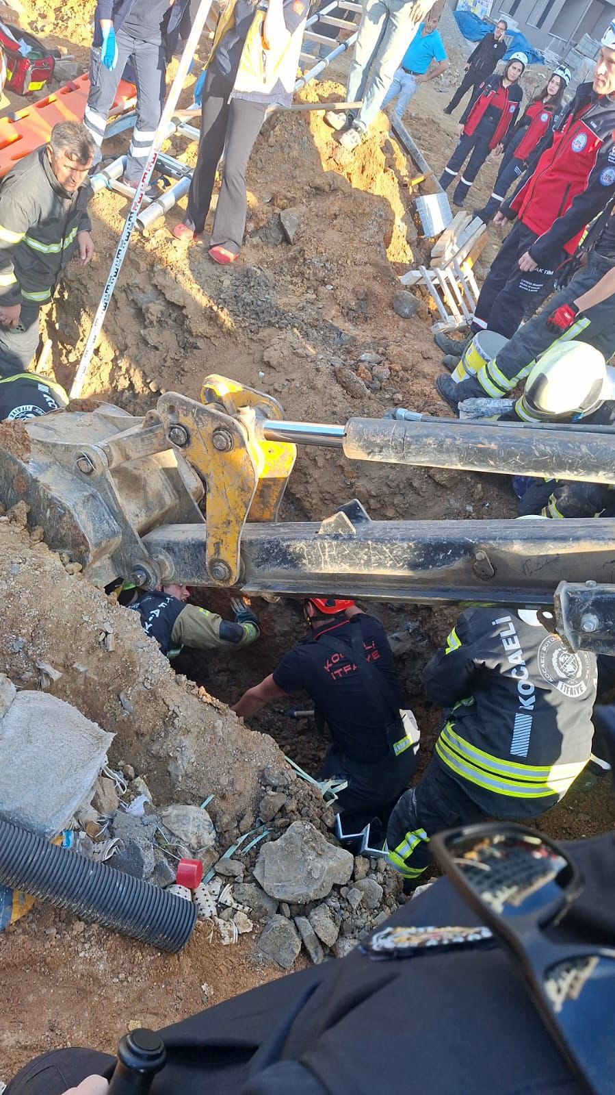 Akocaeli'de Kanalizasyon Çalışmasında Göçük! Bir İşçi Toprak Altında Kaldı 05