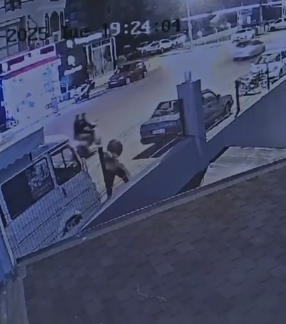 Alanya’da Kimliği Belirsiz Bir Şahıs, Yolda Yürüyen Ukraynalı Kadına Önce Yumruk Attı Ardından Yüzünü Kesici Bir Cisimle Çizdi. Saldırı Sonrası Yüzüne Dikiş Atılan Kadının Sağlık Durumu Iyi, Polis Saldırganı Arıyor (1)