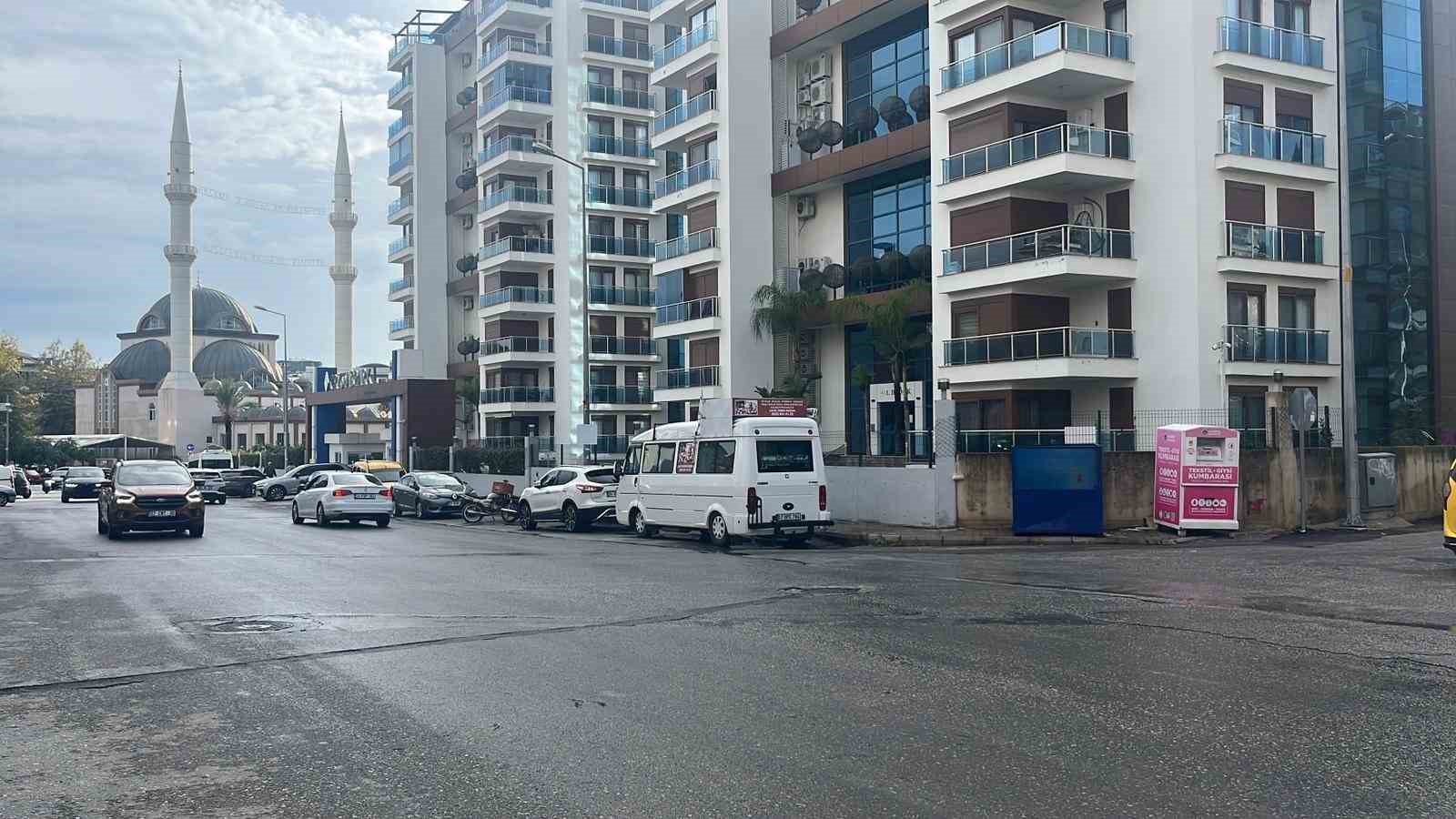 Alanya’da Kimliği Belirsiz Bir Şahıs, Yolda Yürüyen Ukraynalı Kadına Önce Yumruk Attı Ardından Yüzünü Kesici Bir Cisimle Çizdi. Saldırı Sonrası Yüzüne Dikiş Atılan Kadının Sağlık Durumu Iyi, Polis Saldırganı Arıyor (3)