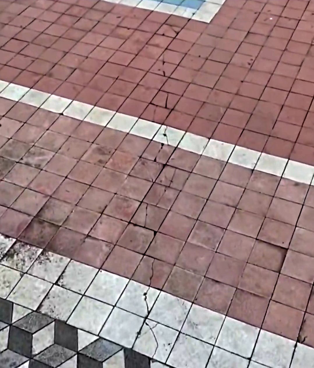 Alikahya Halkı Tedirgin! Zemindeki Çatlaklar Fay Hattı Şüphesi Doğurdu