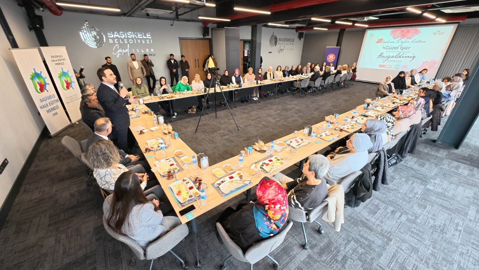 Başiskele Belediye Başkanı M. Yasin Özlü, Başiskele Halk Eğitim Merkezi’nin Kadın Eğitmenleriyle Bir Araya Gelerek Kadınların Eğitim, Üretim Ve Sosyal Hayattaki Rolünün Önemine Dikkat Çekti. Özlü, “Kadınlarımızın Emeğ