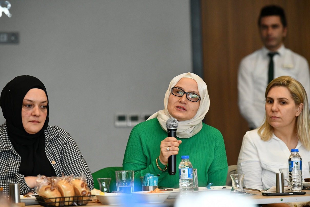 Başiskele Belediye Başkanı M. Yasin Özlü, Başiskele Halk Eğitim Merkezi’nin Kadın Eğitmenleriyle Bir Araya Gelerek Kadınların Eğitim, Üretim Ve Sosyal Hayattaki Rolünün Önemine Dikkat Çekti. Özlü, “Kadınlarımızın Emeği