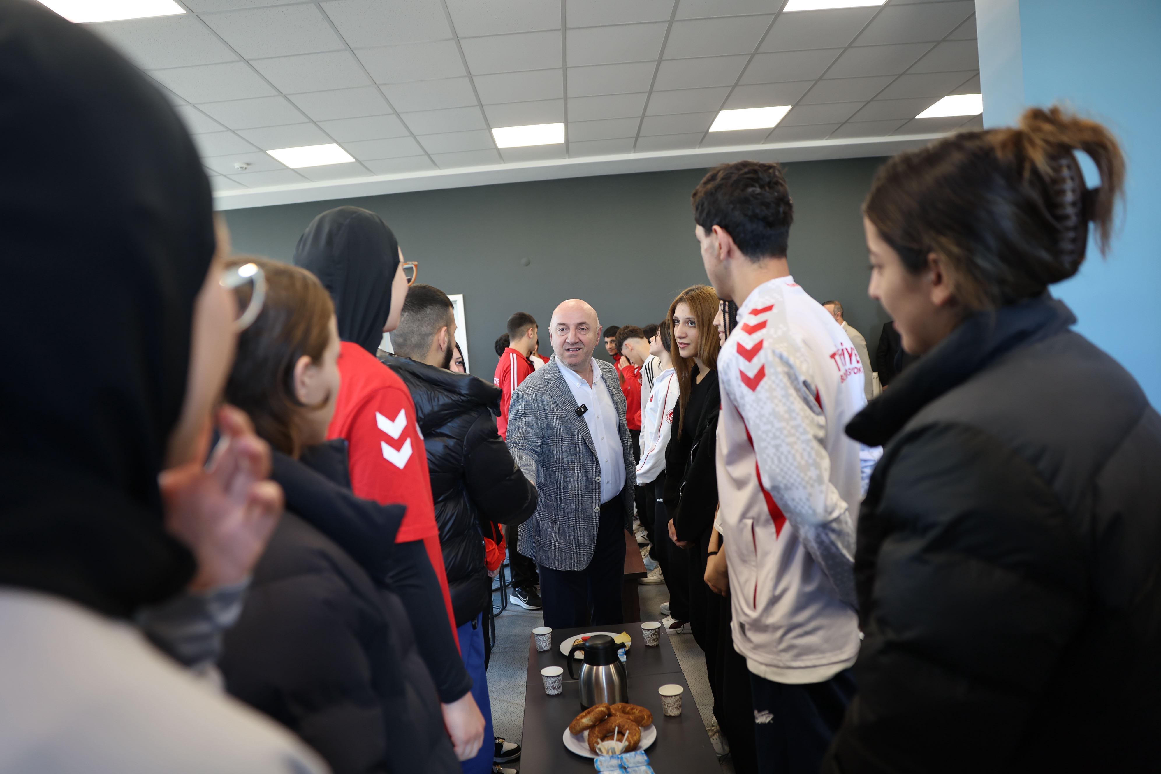 Başkan Bıyık Milli Sporcularla Bir Araya Geldi (1)