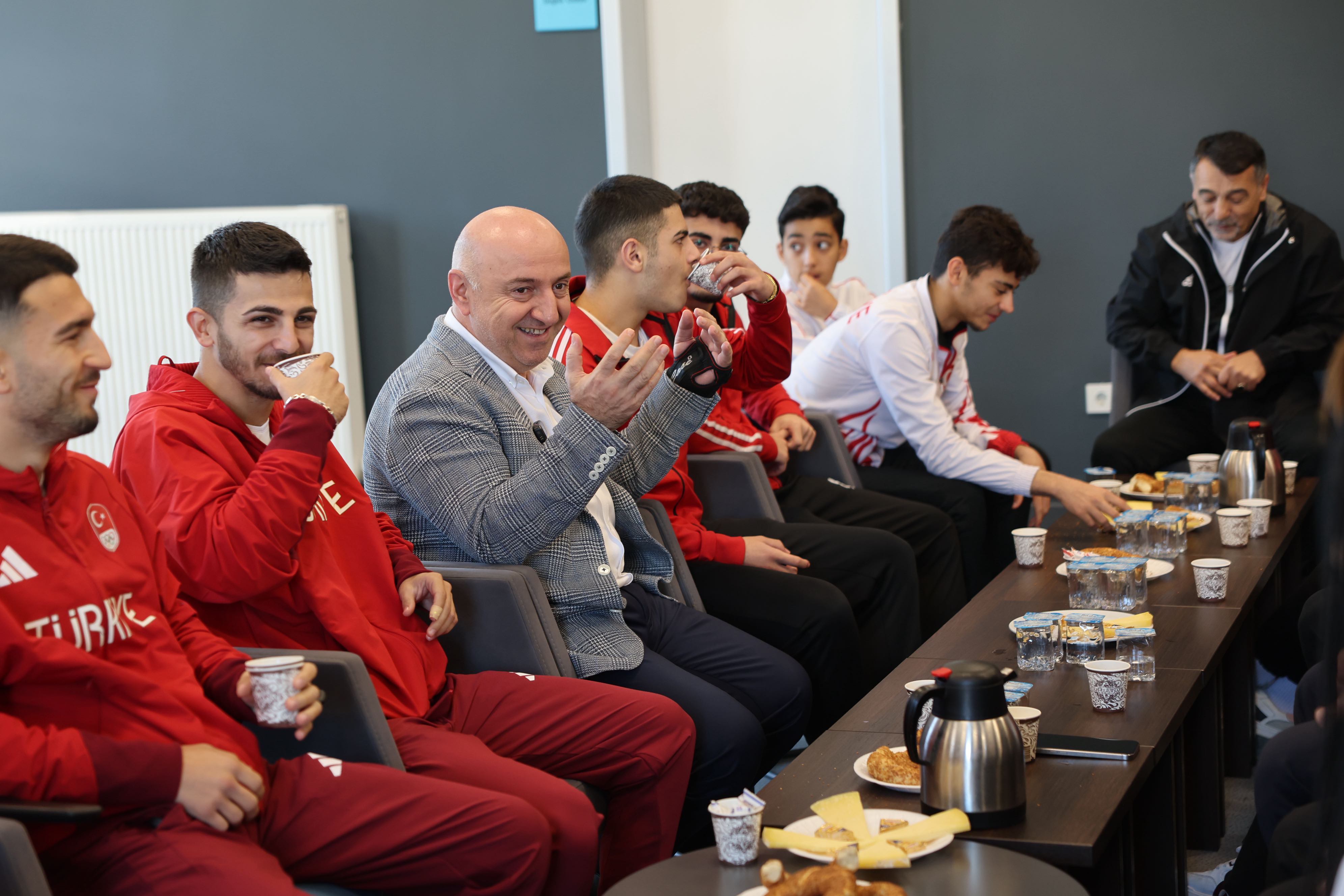 Başkan Bıyık Milli Sporcularla Bir Araya Geldi (3)