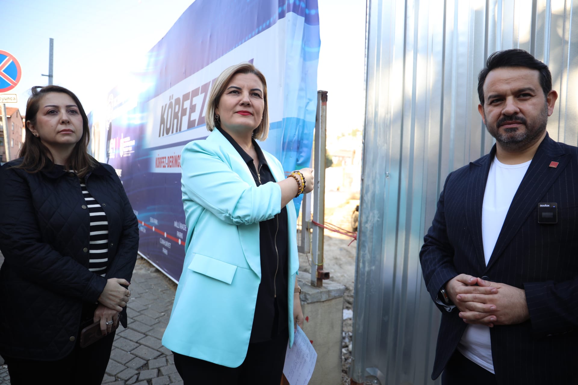 Baskan Hürriyet Metro Çalismalarinin Yapildigi Alani Gösterirken