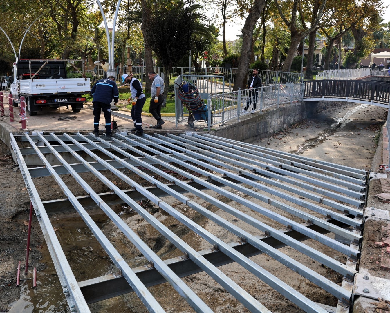 Büyükşehir’den Değirmendere’ye Güvenli Yaya Köprüsü (2)