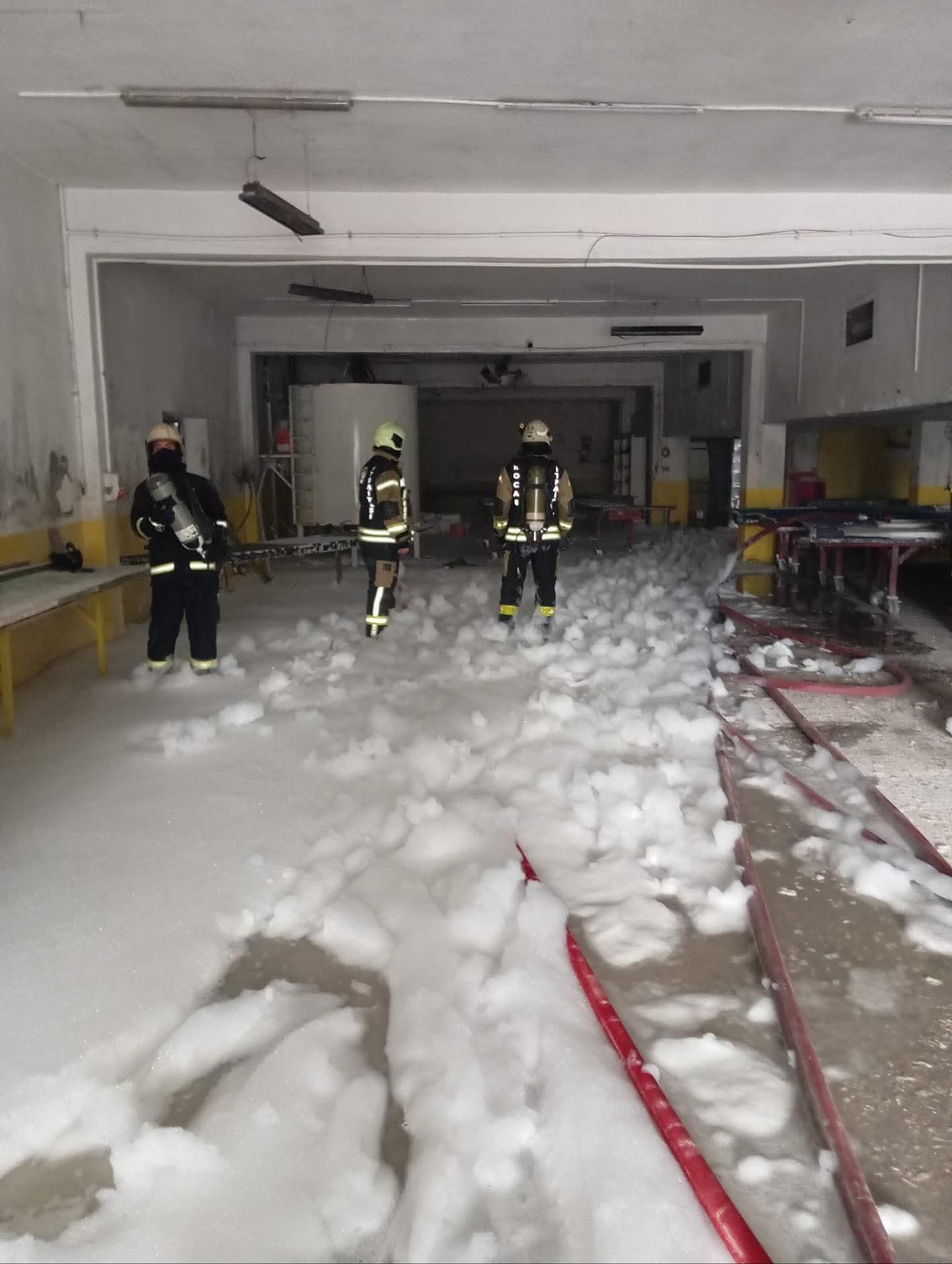 Çayırova Ilçesi Şekerpınar Mahallesi Meltem Sokak’ta Bulunan Bir Işyerinde Bugün Çıkan Yangın, Kısa Sürede Paniğe Neden Oldu. Olay Yerine Hızla Sevk Edilen Itfaiye Ekipleri, Alevlere Kısa Sürede Müdahale Ederek Yang (3)