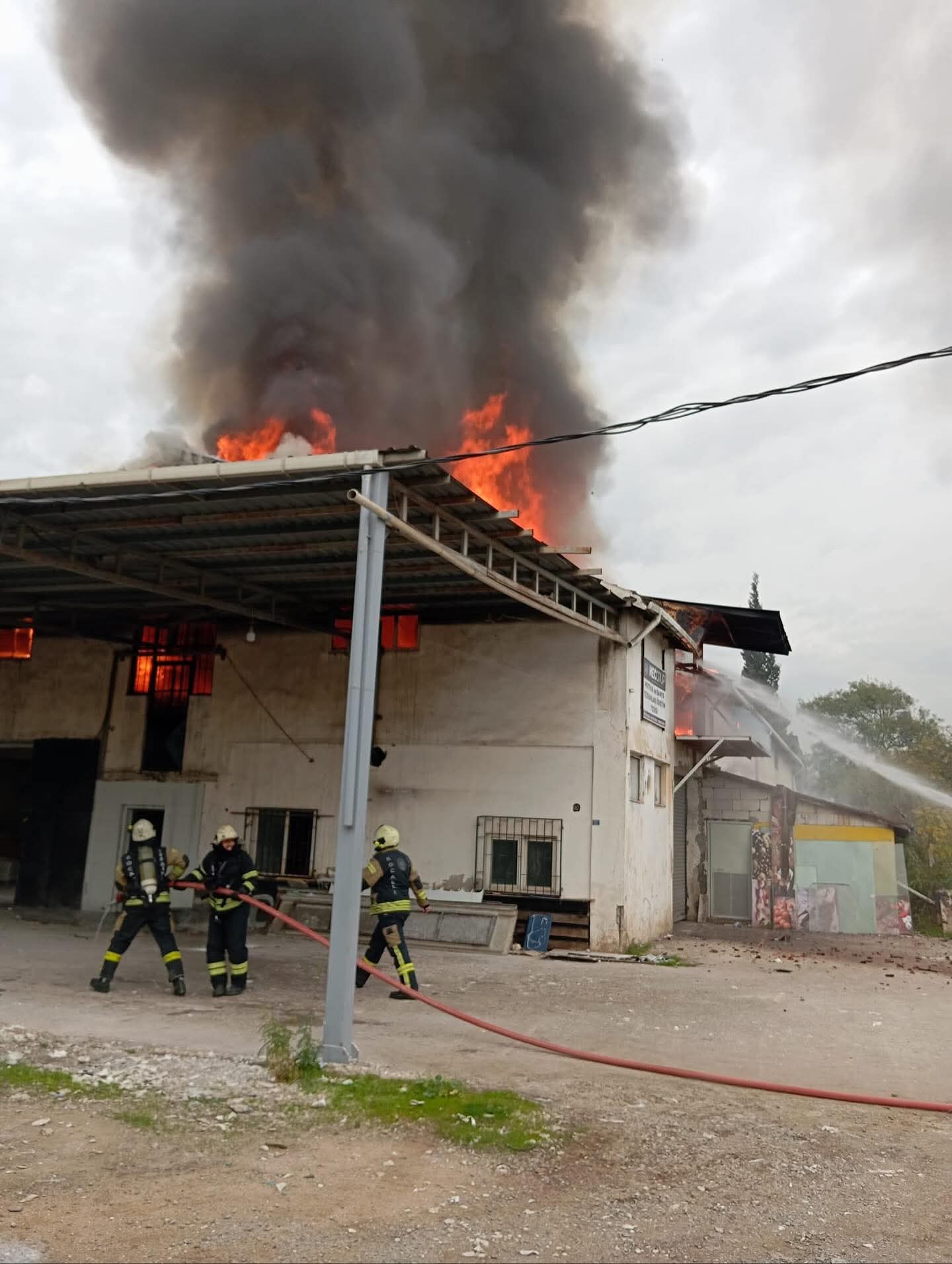 Çayırova Ilçesi Şekerpınar Mahallesi Meltem Sokak’ta Bulunan Bir Işyerinde Bugün Çıkan Yangın, Kısa Sürede Paniğe Neden Oldu. Olay Yerine Hızla Sevk Edilen Itfaiye Ekipleri, Alevlere Kısa Sürede Müdahale Ederek Yang (5)