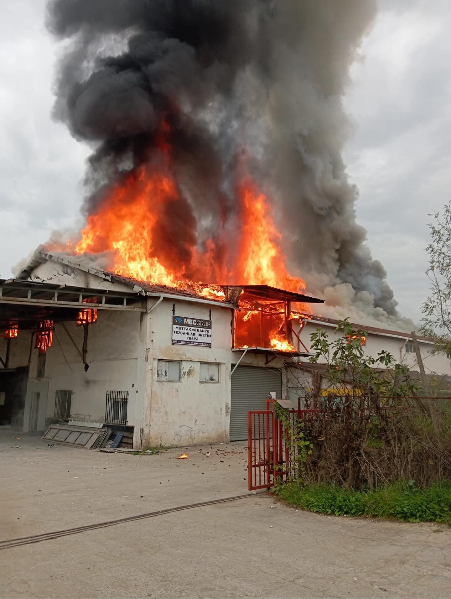 Çayırova Ilçesi Şekerpınar Mahallesi Meltem Sokak’ta Bulunan Bir Işyerinde Bugün Çıkan Yangın, Kısa Sürede Paniğe Neden Oldu. Olay Yerine Hızla Sevk Edilen Itfaiye Ekipleri, Alevlere Kısa Sürede Müdahale Ederek Yang (6)