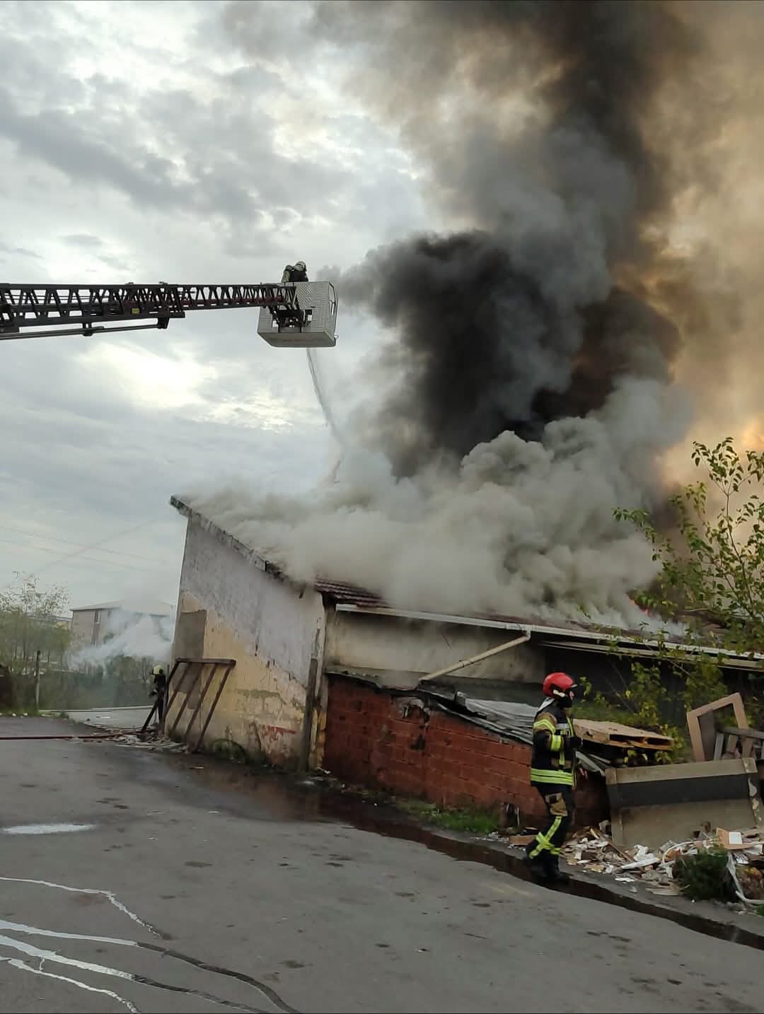 Çayırova Ilçesi Şekerpınar Mahallesi Meltem Sokak’ta Bulunan Bir Işyerinde Bugün Çıkan Yangın, Kısa Sürede Paniğe Neden Oldu. Olay Yerine Hızla Sevk Edilen Itfaiye Ekipleri, Alevlere Kısa Sürede Müdahale Ederek Yang