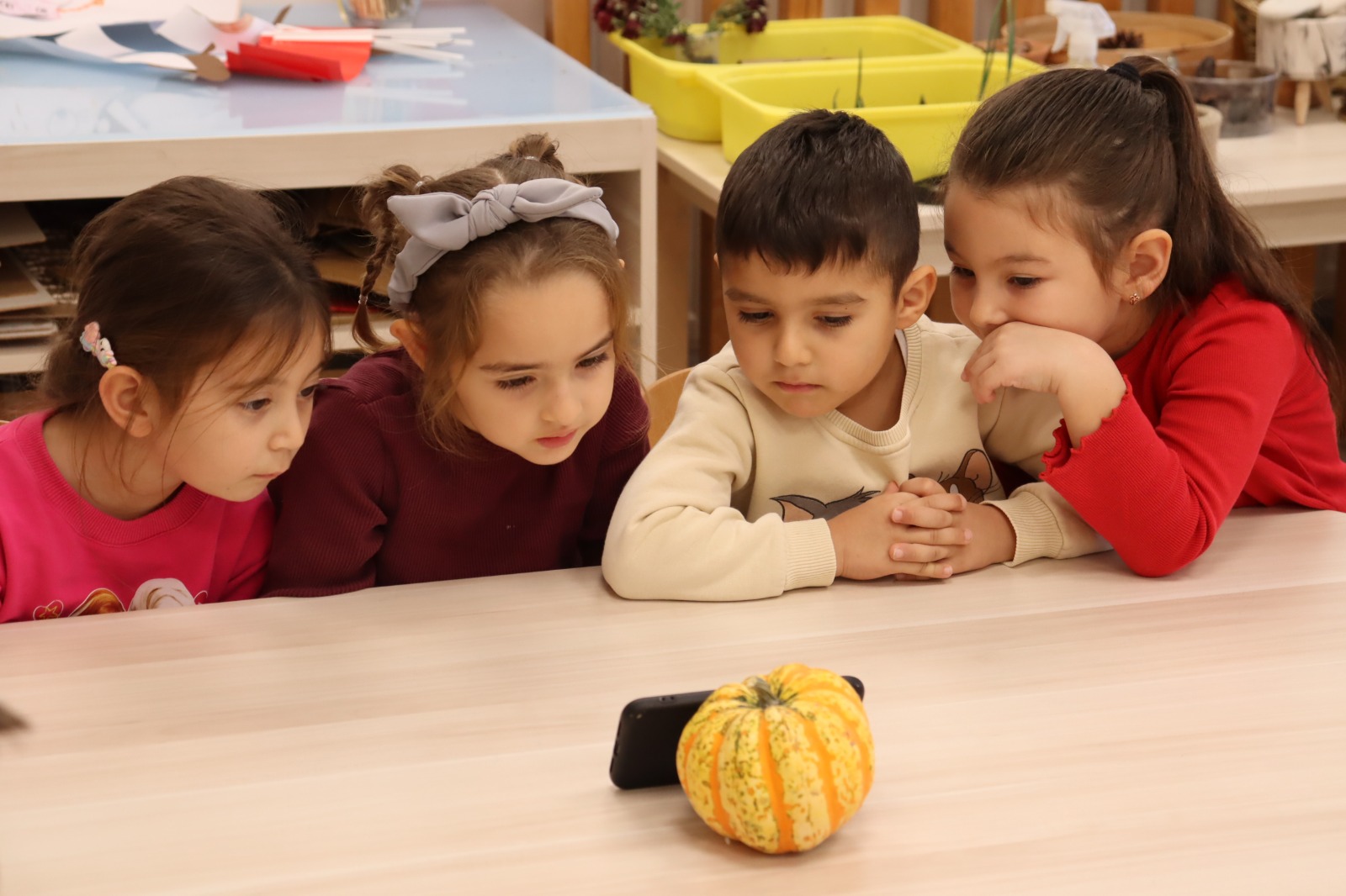Çınar Çocuk Evleri Öğrencilerinin Resimleri Belediye Binasını Süsledi (1)