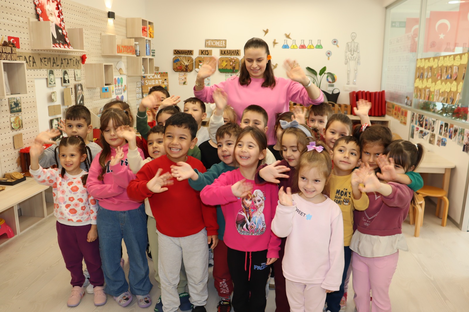 Çınar Çocuk Evleri Öğrencilerinin Resimleri Belediye Binasını Süsledi (3)