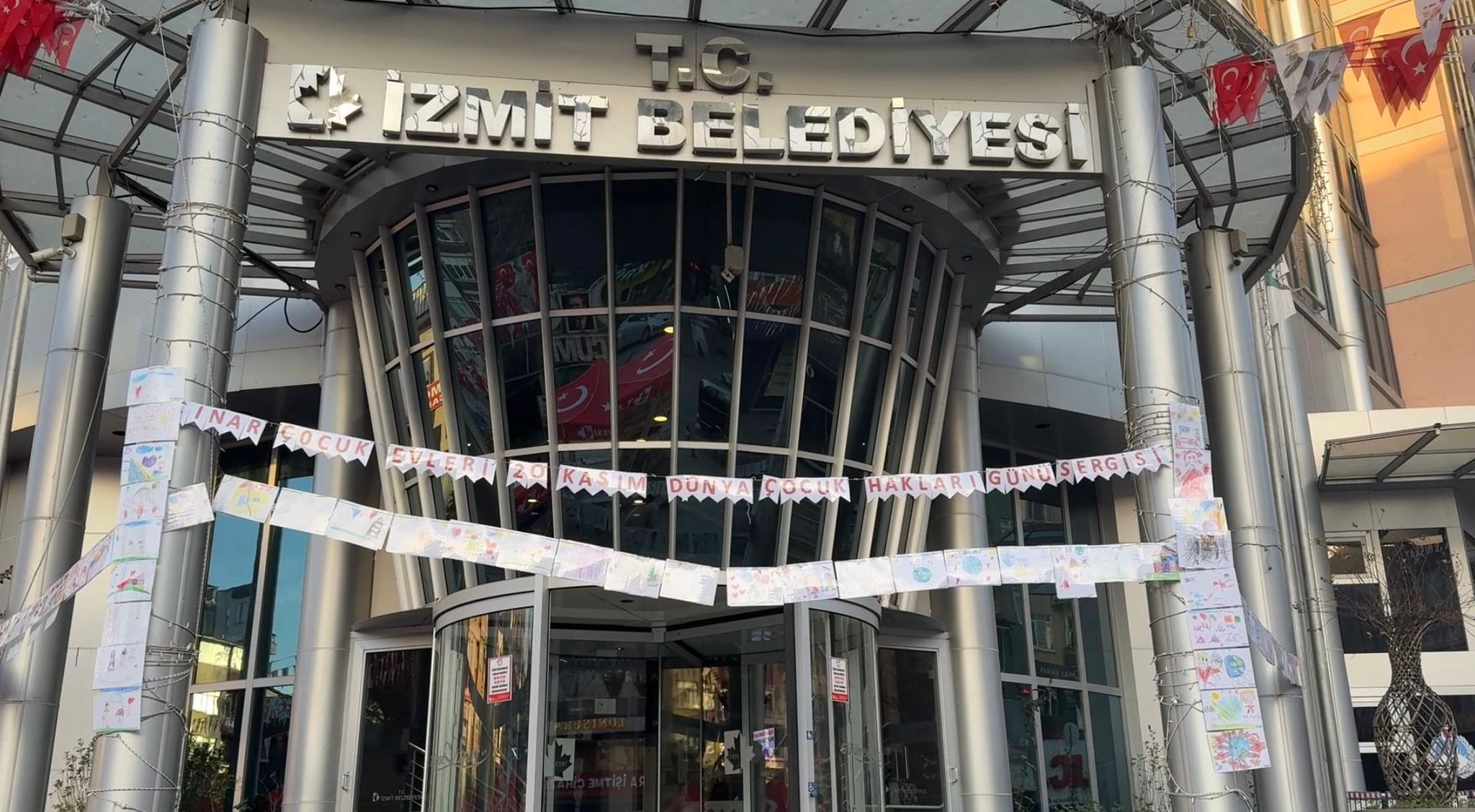 Çınar Çocuk Evleri Öğrencilerinin Resimleri Belediye Binasını Süsledi (4)