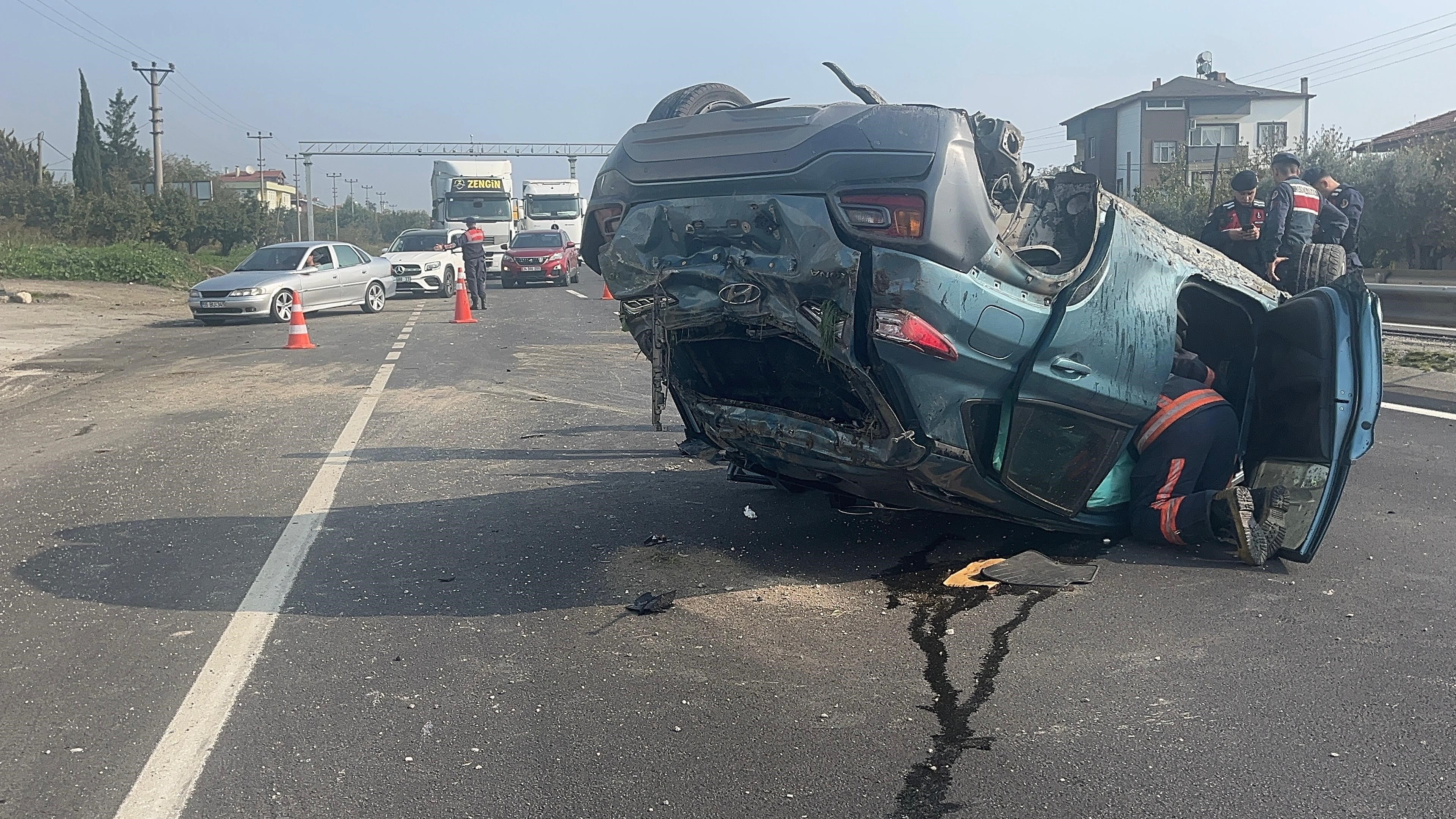 D 650 Karayolunda Sürücüsünün Kontrolünü Kaybetmesi Sonucu Takla Atan Otomobilde Bulunan 2 Kişi Yaralandı. Yaralıların Sağlık Durumunun Iyi Olduğu Öğrenildi (2)