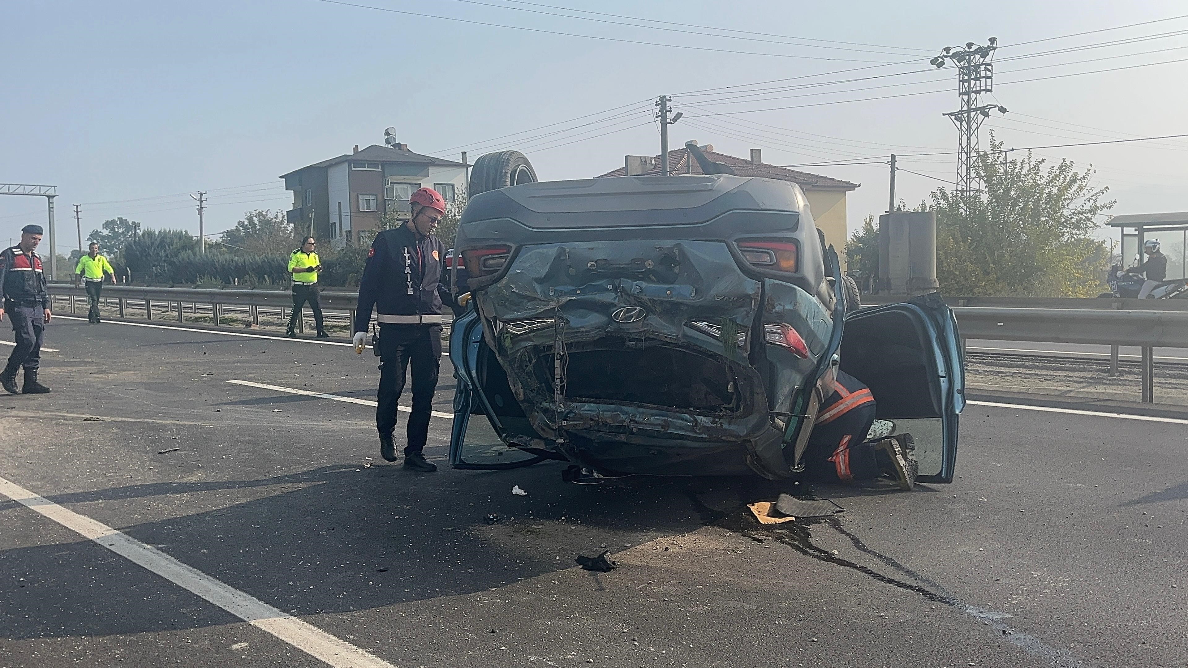 D 650 Karayolunda Sürücüsünün Kontrolünü Kaybetmesi Sonucu Takla Atan Otomobilde Bulunan 2 Kişi Yaralandı. Yaralıların Sağlık Durumunun Iyi Olduğu Öğrenildi (4)