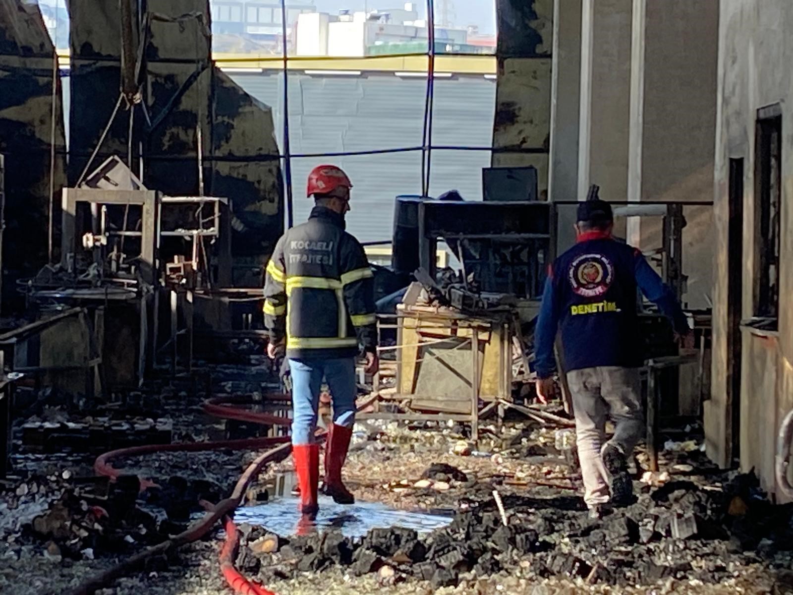 Dilovası’ndaki Parfüm Tesisindeki Yangında 3 Şüpheli Hakkında Gözaltı Kararı (3)