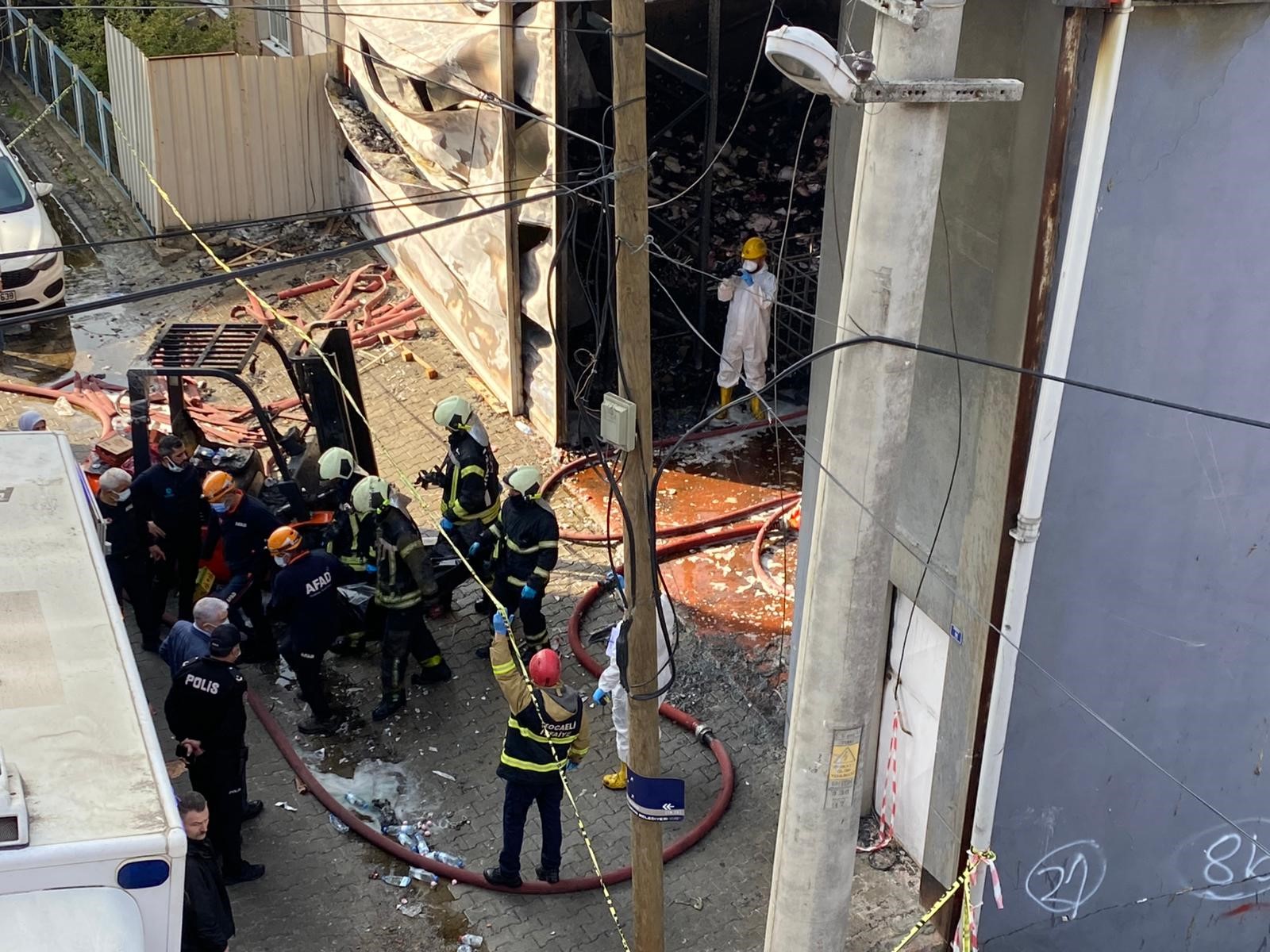 Dilovası’ndaki Yangın Faciasında 6 Kişinin Cenazesi Morg’a Kaldırıldı (1)