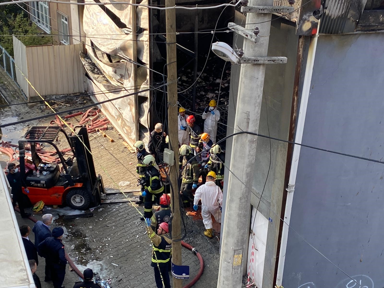 Dilovası’ndaki Yangın Faciasında 6 Kişinin Cenazesi Morg’a Kaldırıldı (7)