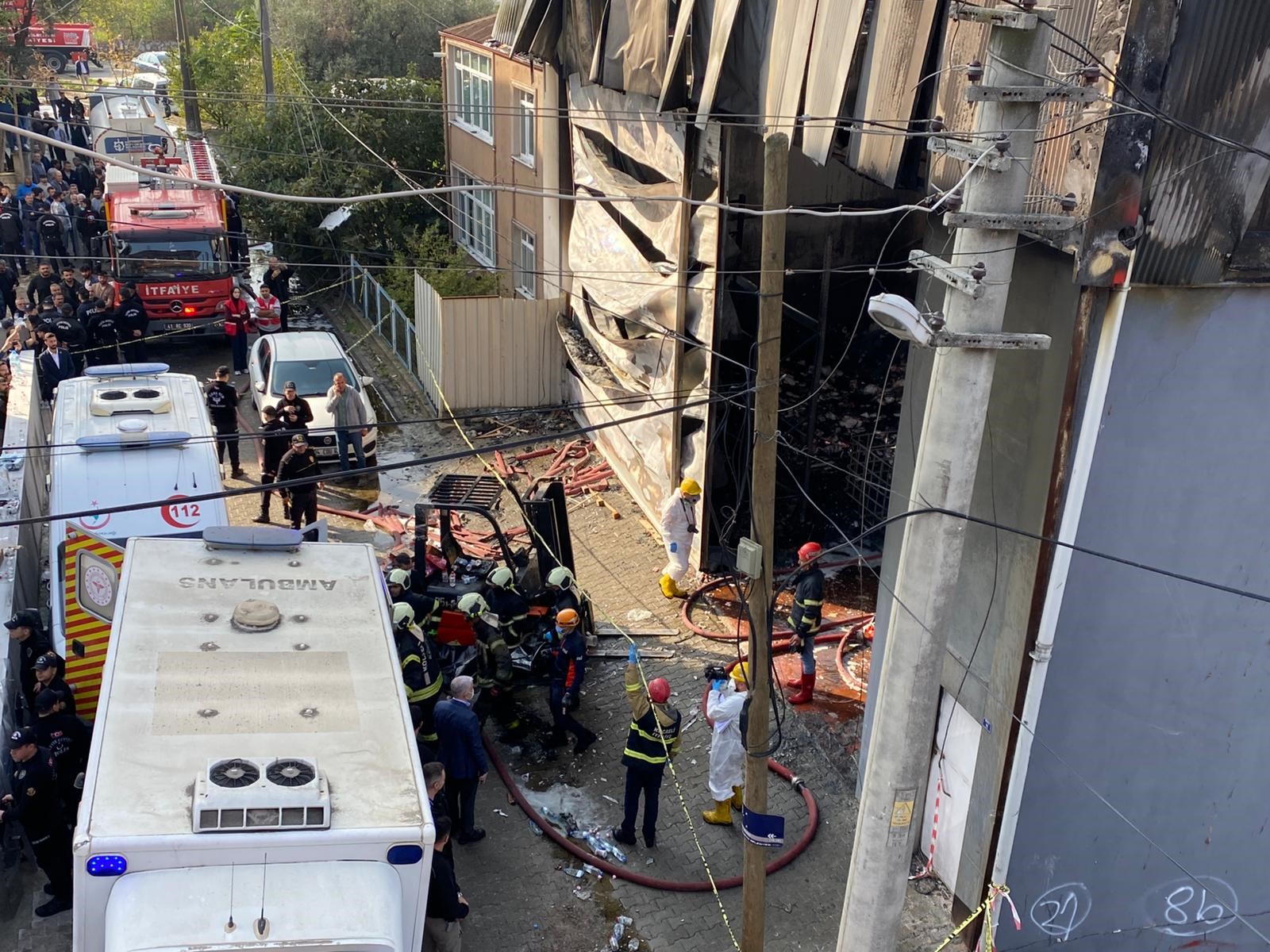 Dilovası’ndaki Yangın Faciasında 6 Kişinin Cenazesi Morg’a Kaldırıldı (8)