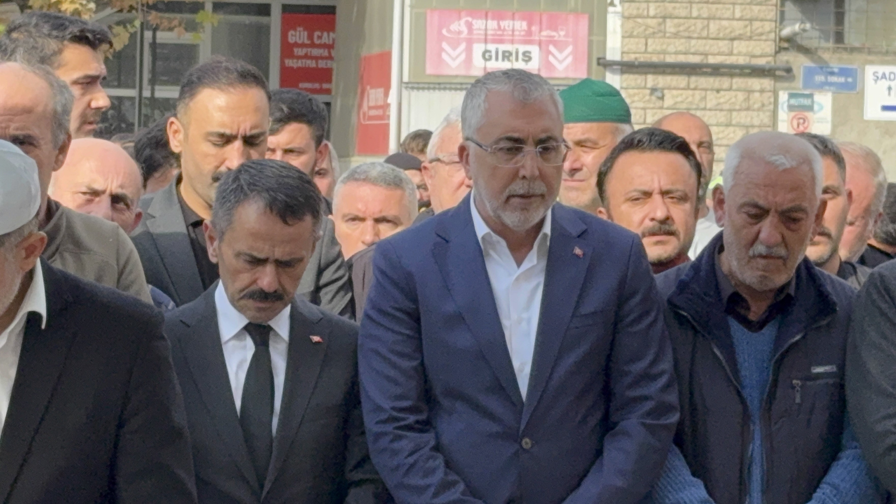 Dilovası’ndaki Yangın Faciasında Hayatını Kaybeden 6 Kişi Son Yolculuklarına Uğurlandı (10)