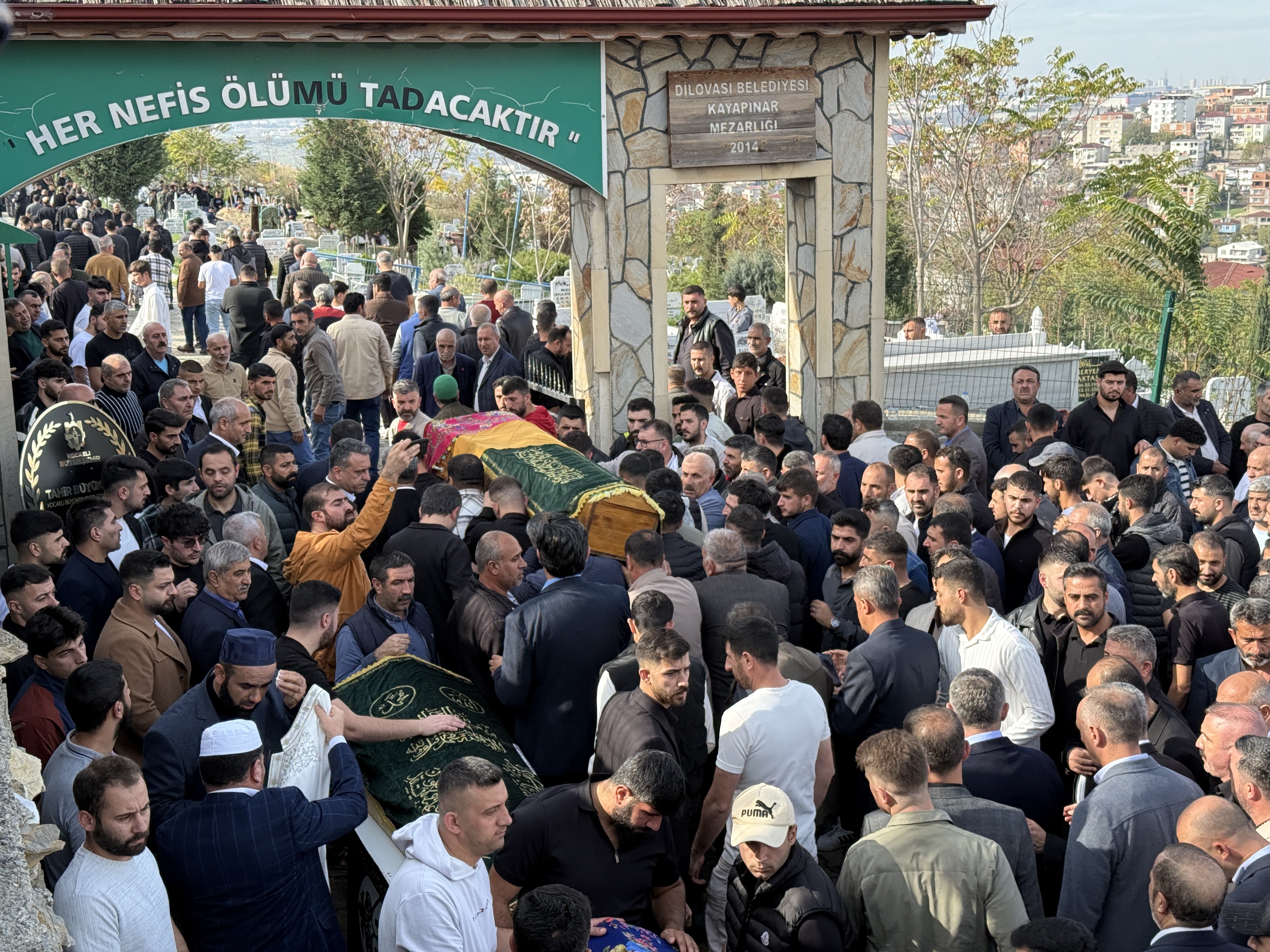 Dilovası’ndaki Yangın Faciasında Hayatını Kaybeden 6 Kişi Son Yolculuklarına Uğurlandı (11)