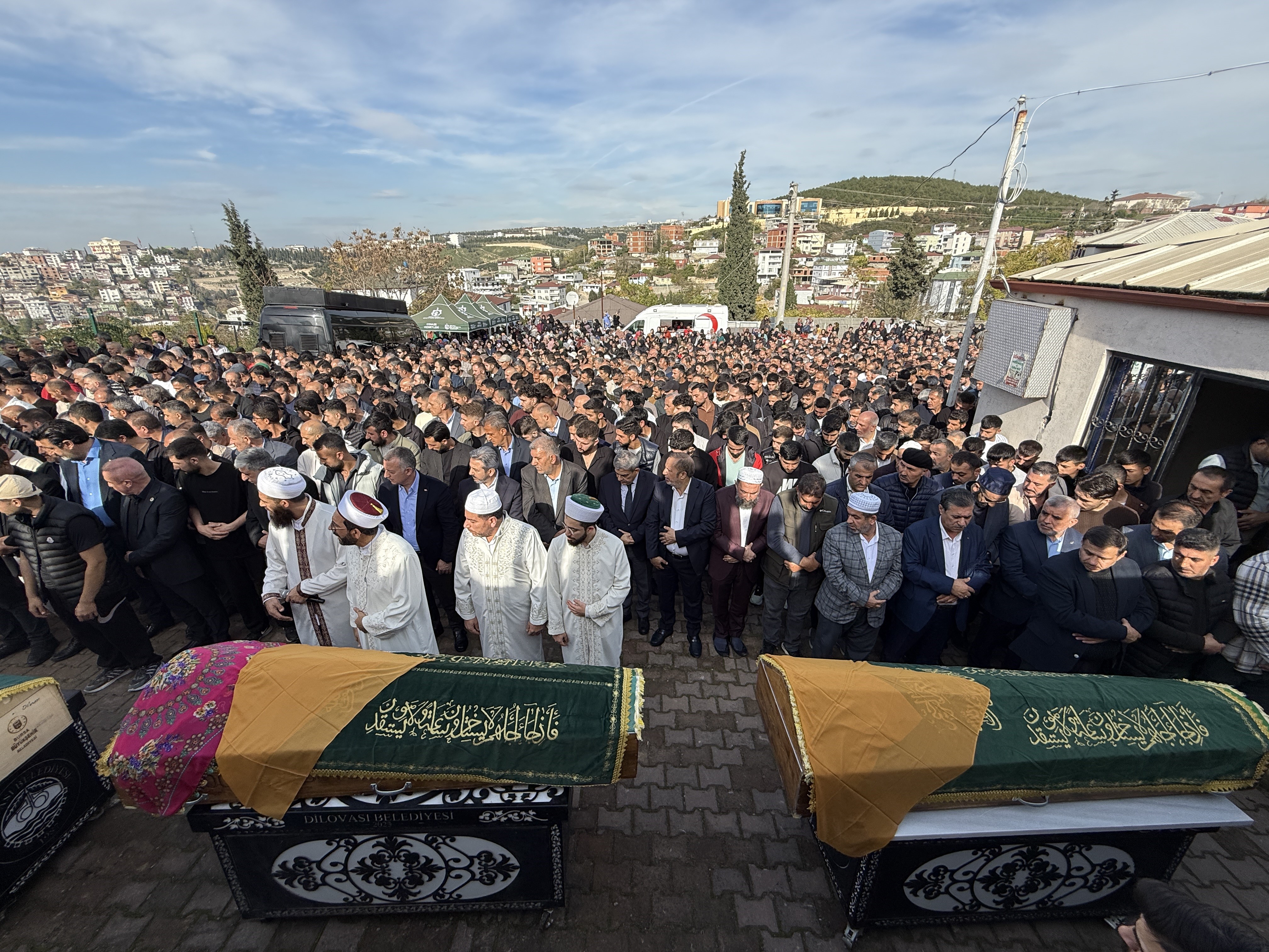 Dilovası’ndaki Yangın Faciasında Hayatını Kaybeden 6 Kişi Son Yolculuklarına Uğurlandı (13)