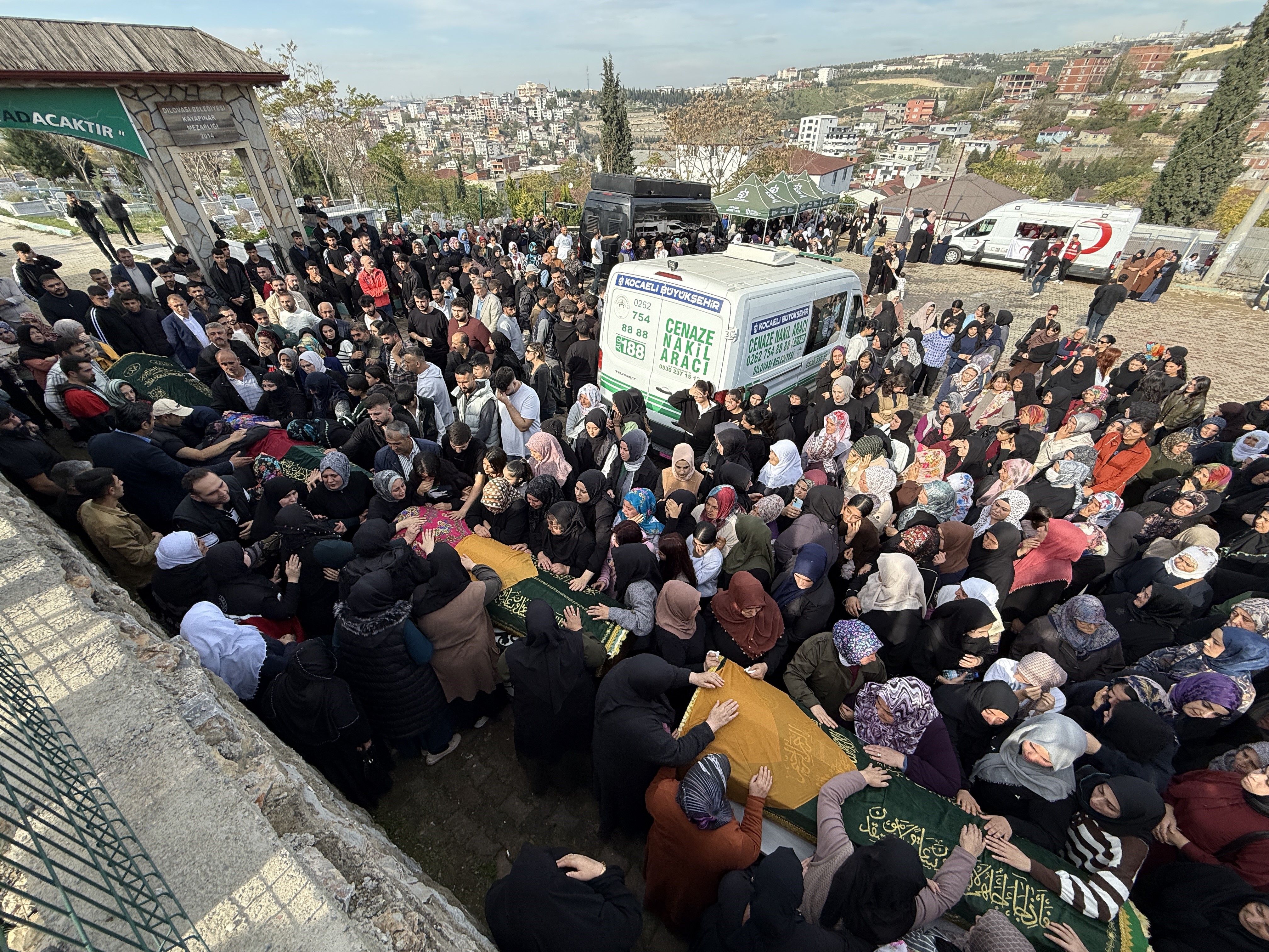 Dilovası’ndaki Yangın Faciasında Hayatını Kaybeden 6 Kişi Son Yolculuklarına Uğurlandı (14)