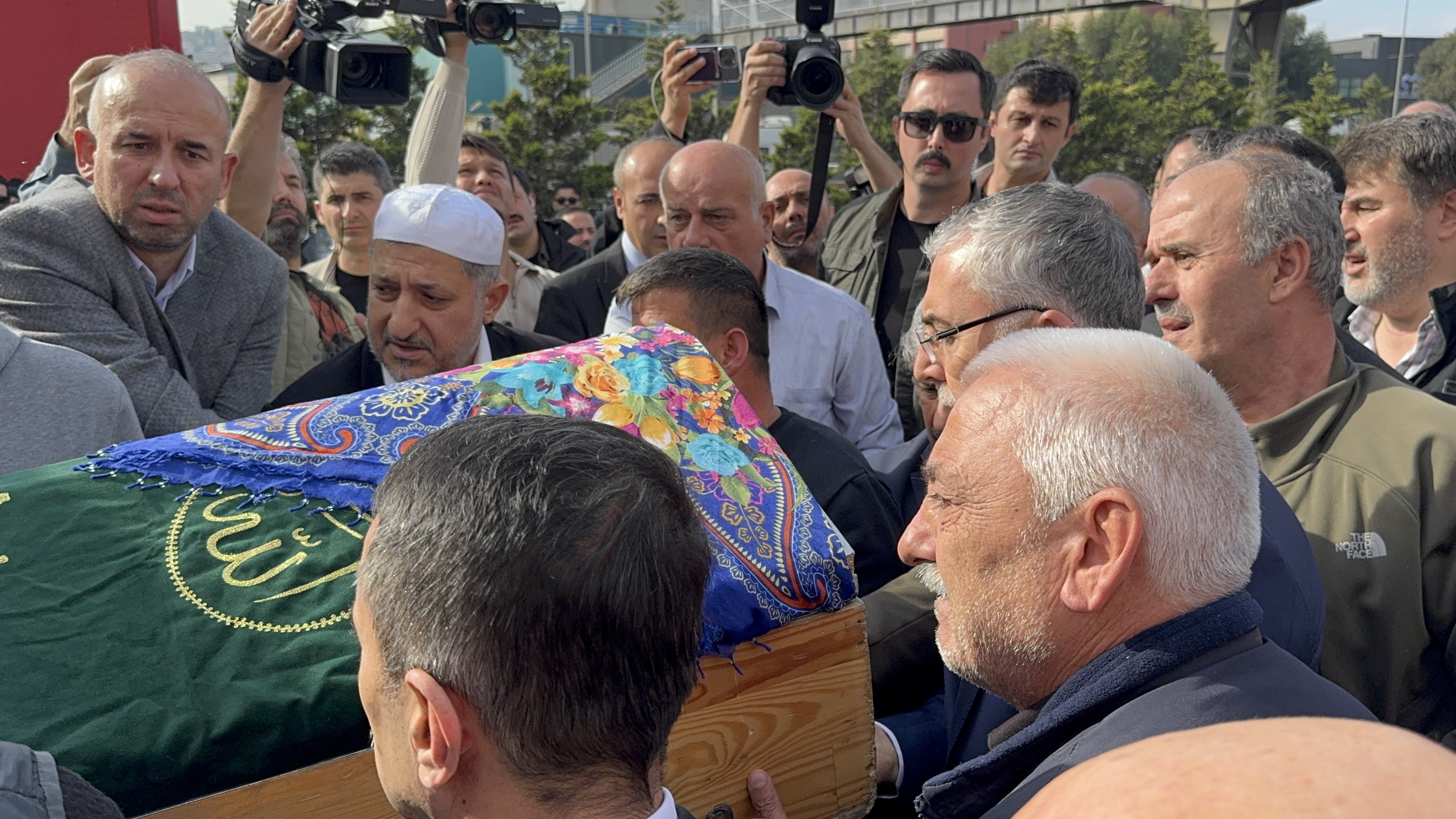 Dilovası’ndaki Yangın Faciasında Hayatını Kaybeden 6 Kişi Son Yolculuklarına Uğurlandı (7)