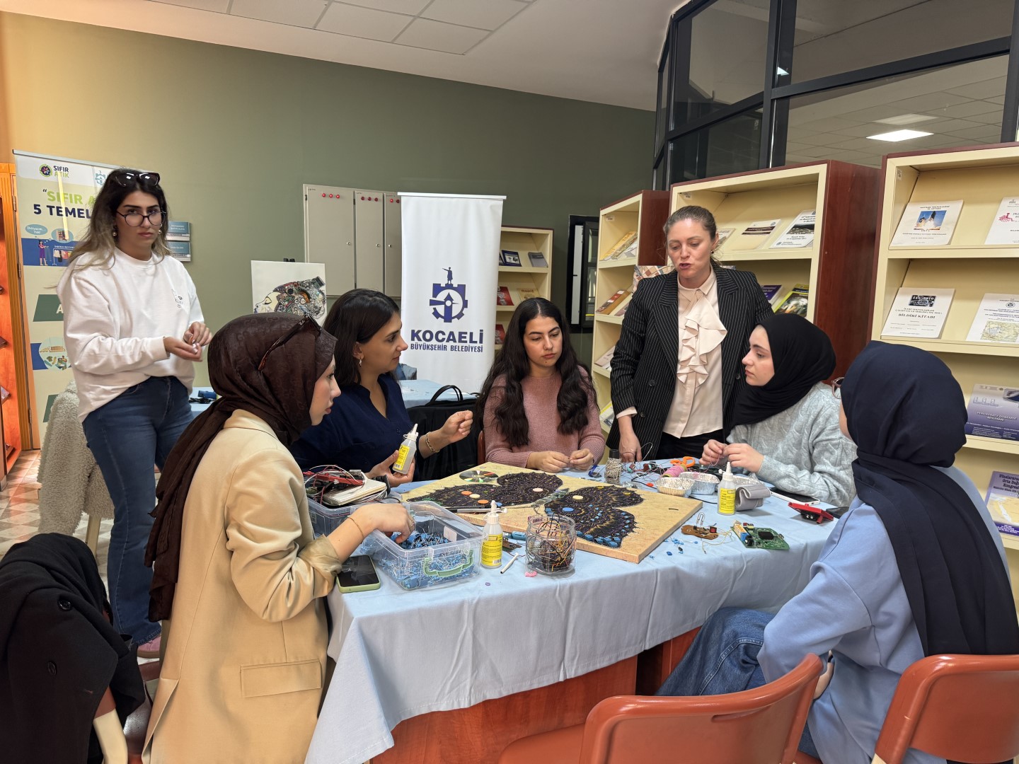 Elektronik Atıklardan Sanata Çevreci Dönüşüm (2) (Büyük)